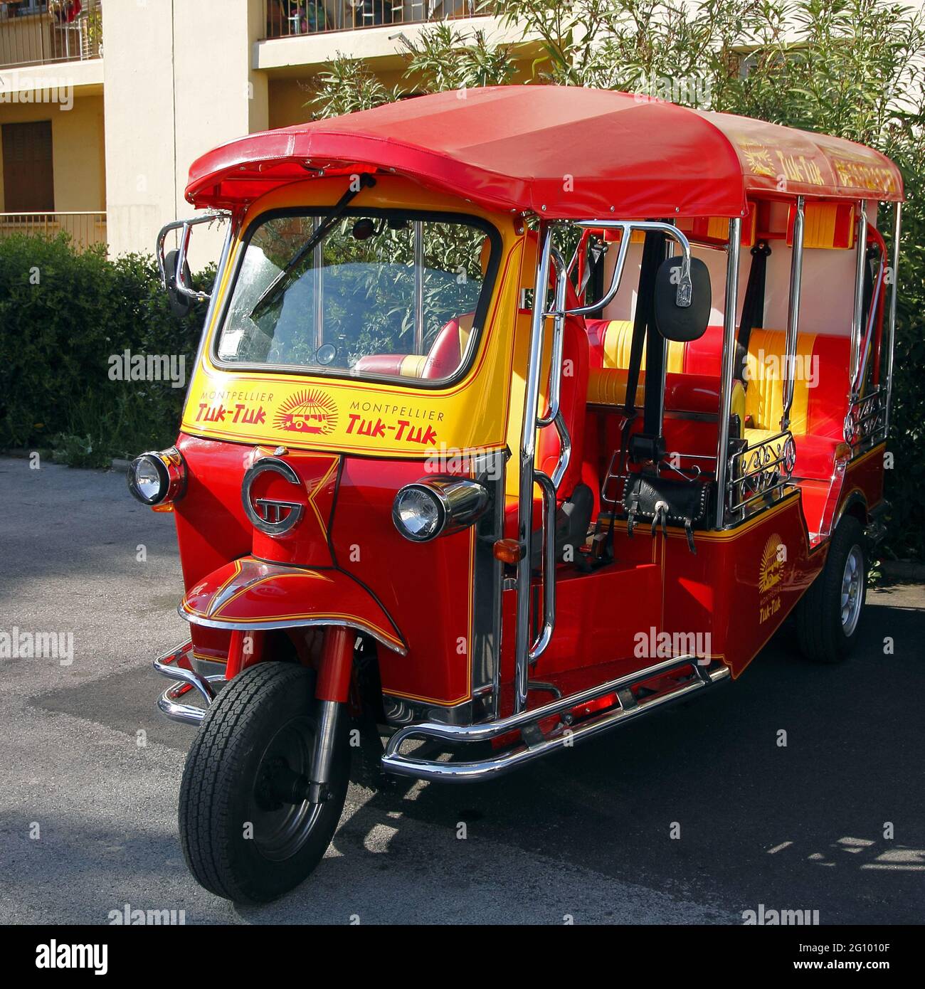 Tuk-Tuk: Triciclo motorizzato su un parcheggio. Montpellier, Occitanie,  Francia Foto stock - Alamy