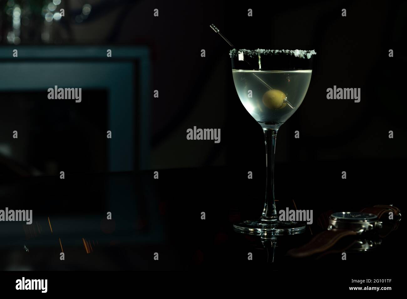 Bicchiere da cocktail di lusso su sfondo nero. Bevande di alta qualità al bar. Stile di vita classico per persone ricche. Foto Stock