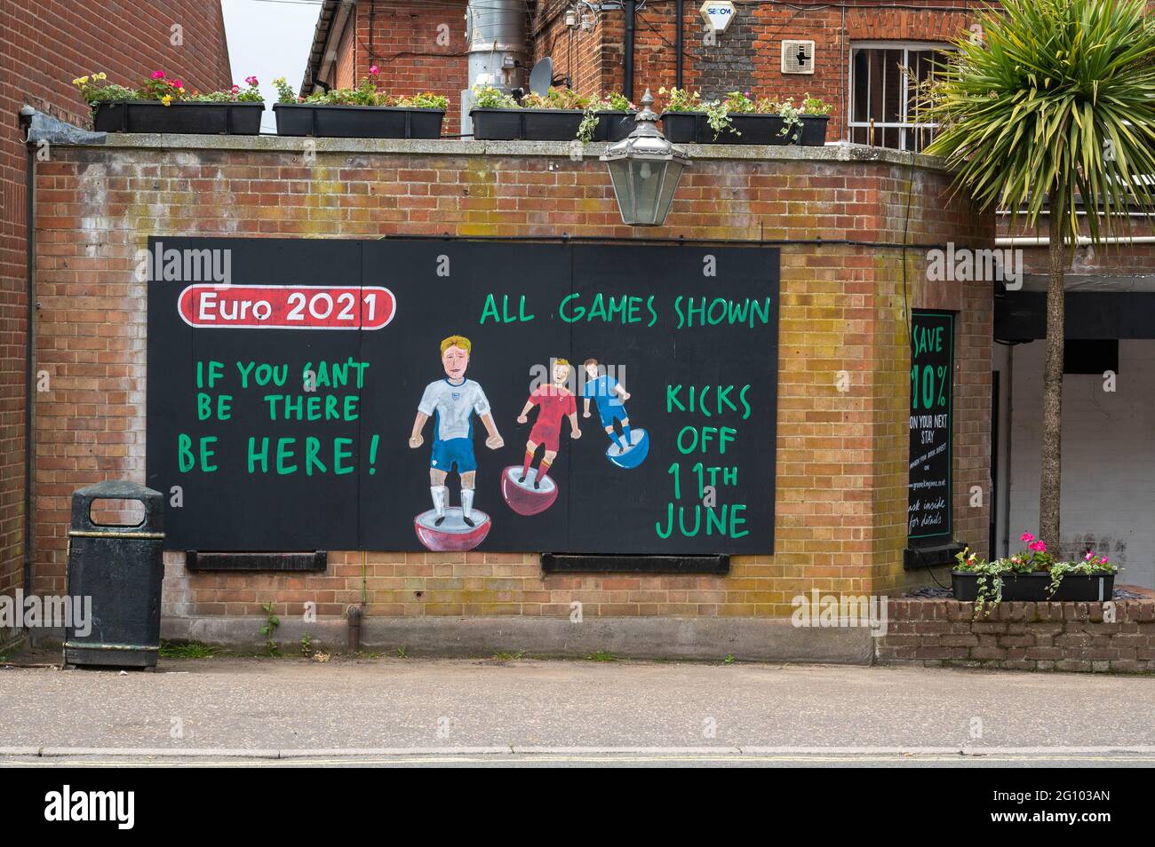 Una grande pubblicità per le partite di calcio Euro 2021 su un muro di mattoni presso la casa pubblica Kings Head wroxham Foto Stock