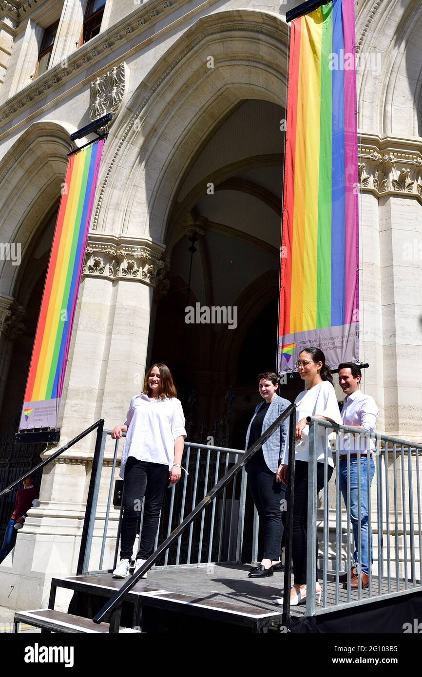 Vienna, Austria. 4 Giugno 2021. Conferenza stampa Vienna Pride. Rimani sicuro, stai fiero '- Vienna Pride 7.-20. Giugno, con la 25° Rainbow Parade del 19 giugno 2021. Bandiera arcobaleno presso il municipio di Vienna. Da L a R Consigliere comunale Marina Hanke, Ann-Sophie otto, Katharina Kacerovsky-Strobl e Vice Sindaco Christoph Wiederkehr. Credit: Franz PERC / Alamy Live News Foto Stock