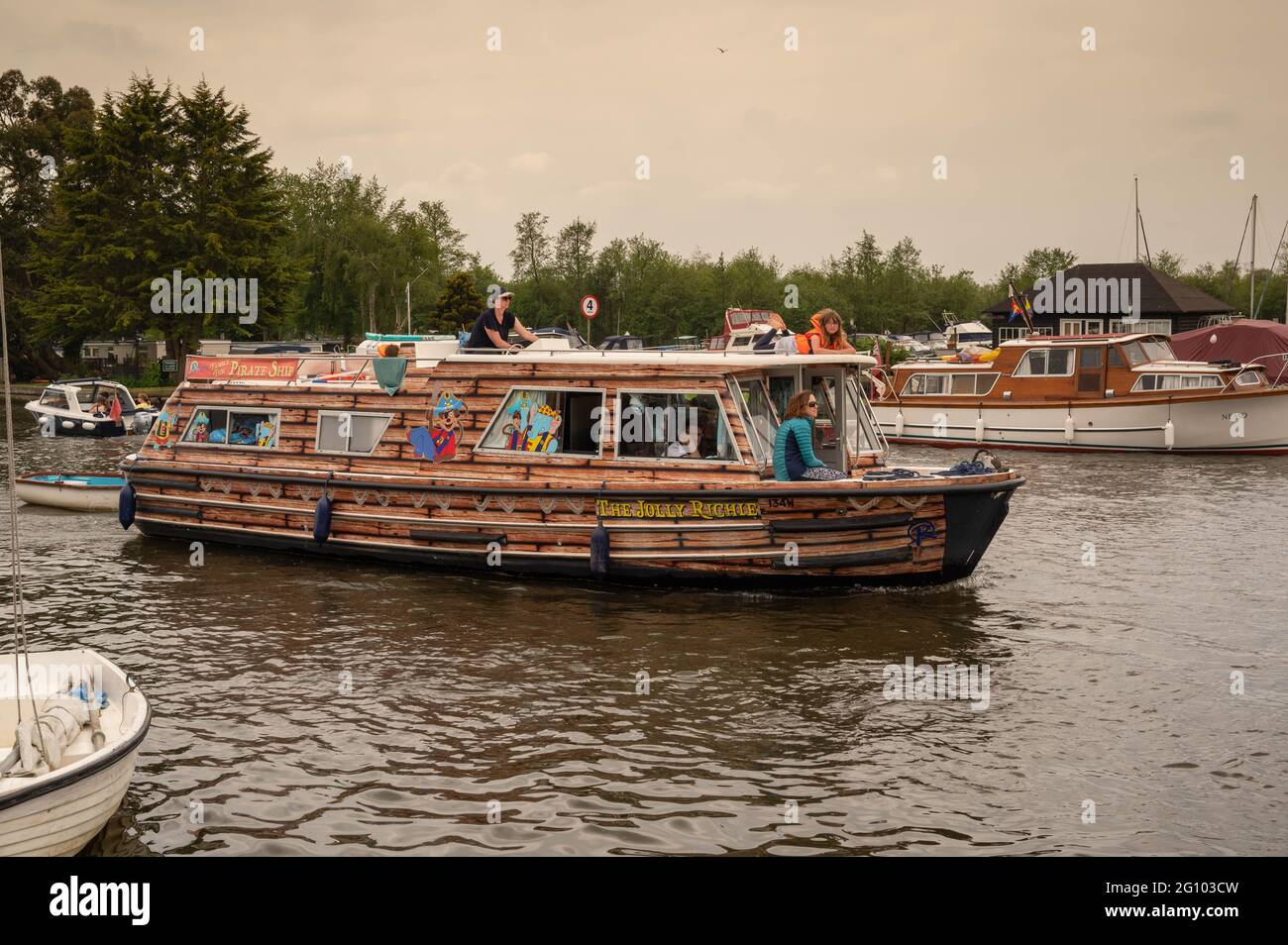 La nave pirata Jolly Roger sul fiume Bure a Horning Foto Stock