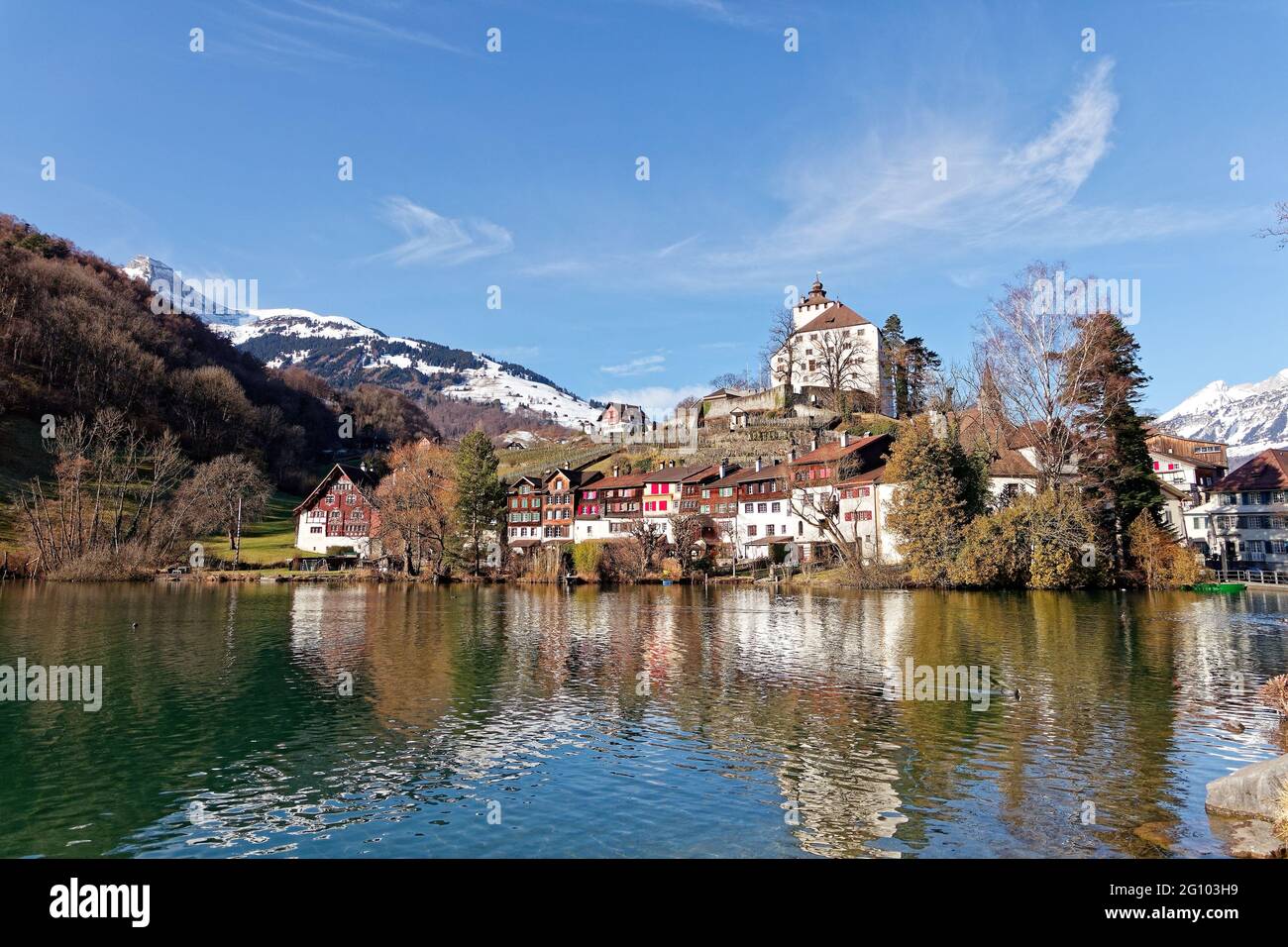 Villaggio storico Werdenberg con castello e lago Foto Stock