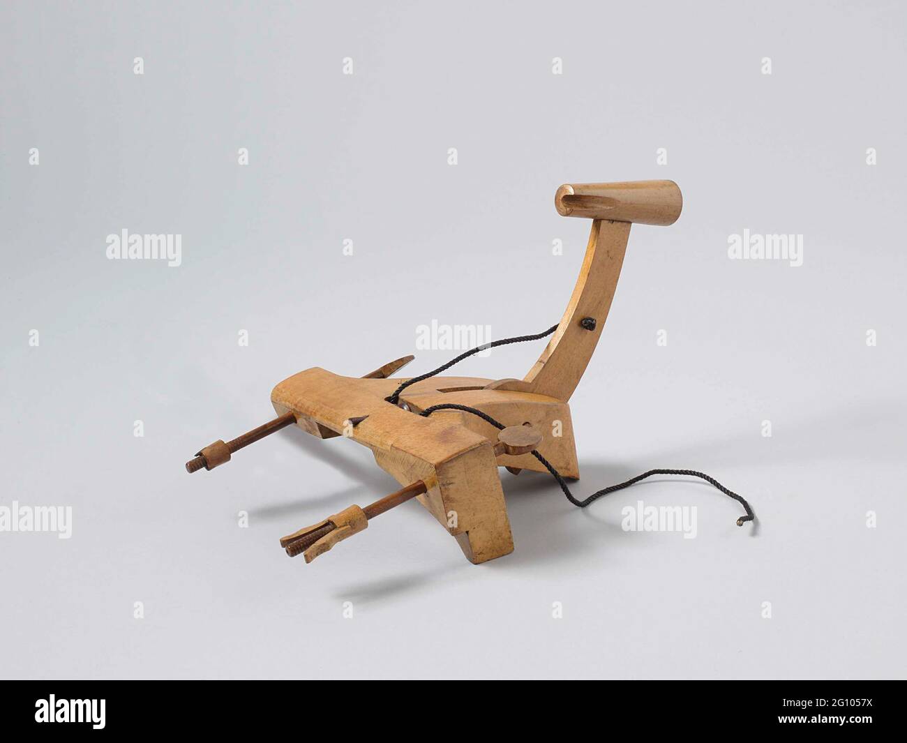 Modello di un GUNLOCK (percussione). Modello in legno di serratura a percussione, disegni per NG-MC-707, NG-MC-708 e NG-MC-710. In linea di principio, essi sono identici, la differenza si trova nella forma della piastra di bloccaggio, che differisce a seconda delle pistole per le quali è destinata la serratura. La piastra di bloccaggio deve essere montata sul lato destro contro l'induritore del blocco con due bulloni e due viti nella kulas. Il martello gira ad angolo retto rispetto al loop. La testa del martello ha una fessura per la fiamma dallo Zundgat quando è sparato. Nell'albero è applicato un foro per la fune di retrazione, nel l Foto Stock