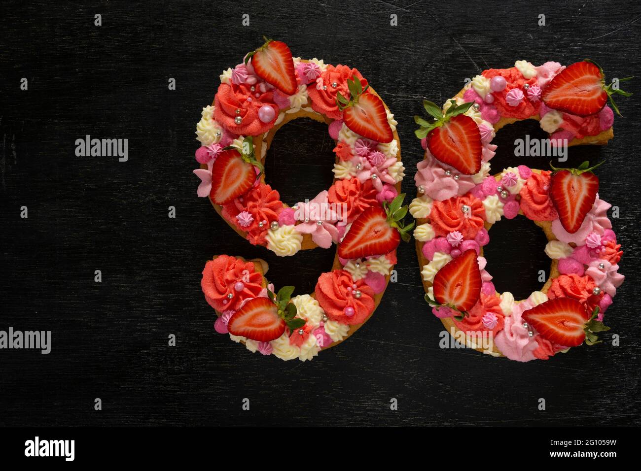 Bella torta a forma di numero 96. Design moderno e alla moda. Decorazione primaverile. Spazio di copia. Tasto basso. Dessert luminoso insolito. Carta di compleanno. Foto Stock