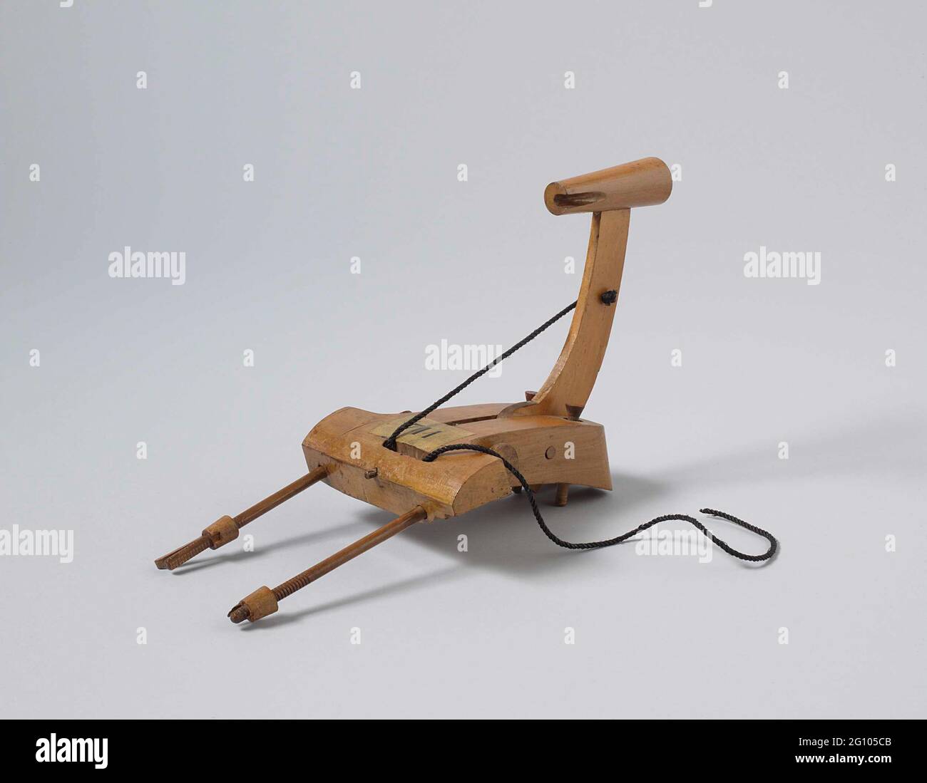 Modello di un GUNLOCK (percussione). Modello in legno di serratura a percussione, disegni per NG-MC-707, NG-MC-708 e NG-MC-710. In linea di principio, essi sono identici, la differenza si trova nella forma della piastra di bloccaggio, che differisce a seconda delle pistole per le quali è destinata la serratura. La piastra di bloccaggio deve essere montata sul lato destro contro l'induritore del blocco con due bulloni e due viti nella kulas. Il martello gira ad angolo retto rispetto al loop. La testa del martello ha una fessura per la fiamma dallo Zundgat quando è sparato. Nell'albero è applicato un foro per la fune di retrazione, nel l Foto Stock