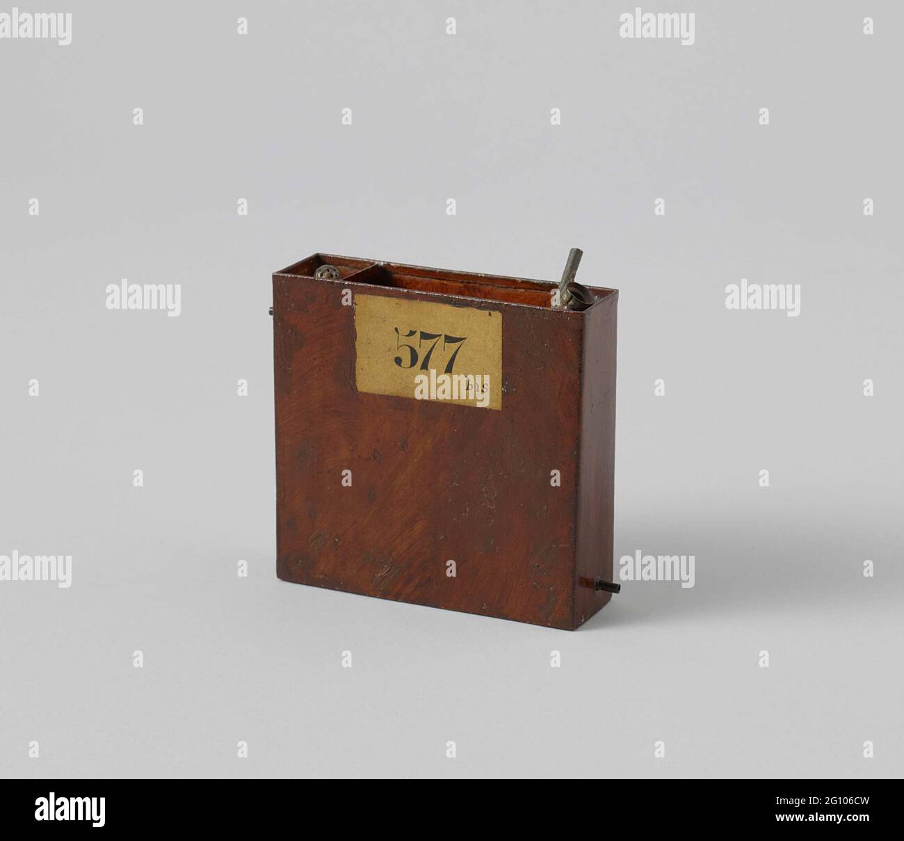 Modello o macchina filtrante. Modello di macchina filtrante per purificare l'acqua potabile, verniciata marrone. Si tratta di un contenitore piatto e quadrato che si trova su un lato stretto. All'interno di un sistema di tubazioni è disposto un tubo spesso con un ramo stretto che corre dall'alto diagonalmente verso il basso, dove si collega un tubo stretto che scorre orizzontalmente, che ha un'uscita laterale; D'altra parte, un tubo verticale stretto con un'estremità aperta lascia sul fondo di poco sopra il fondo, dove un tubo di scarico è sul lato e sopra di esso un piccolo compartimento in cui il tubo entra ed è rifinito con un cestello. Quasi identico a NG- Foto Stock