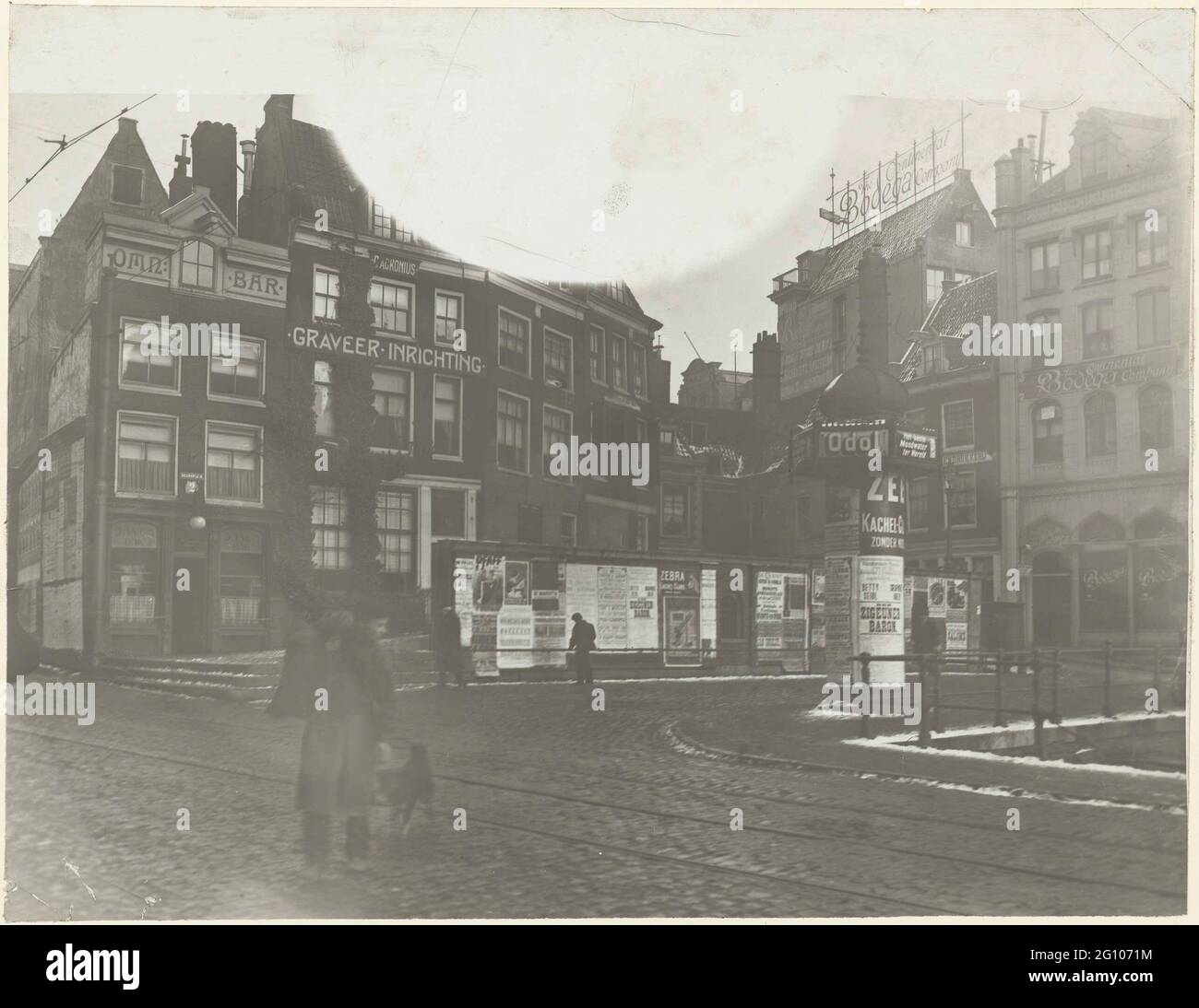 Beurspleintje ad Amsterdam. Rokin visto alla diga con l'espositore a destra. Foto Stock