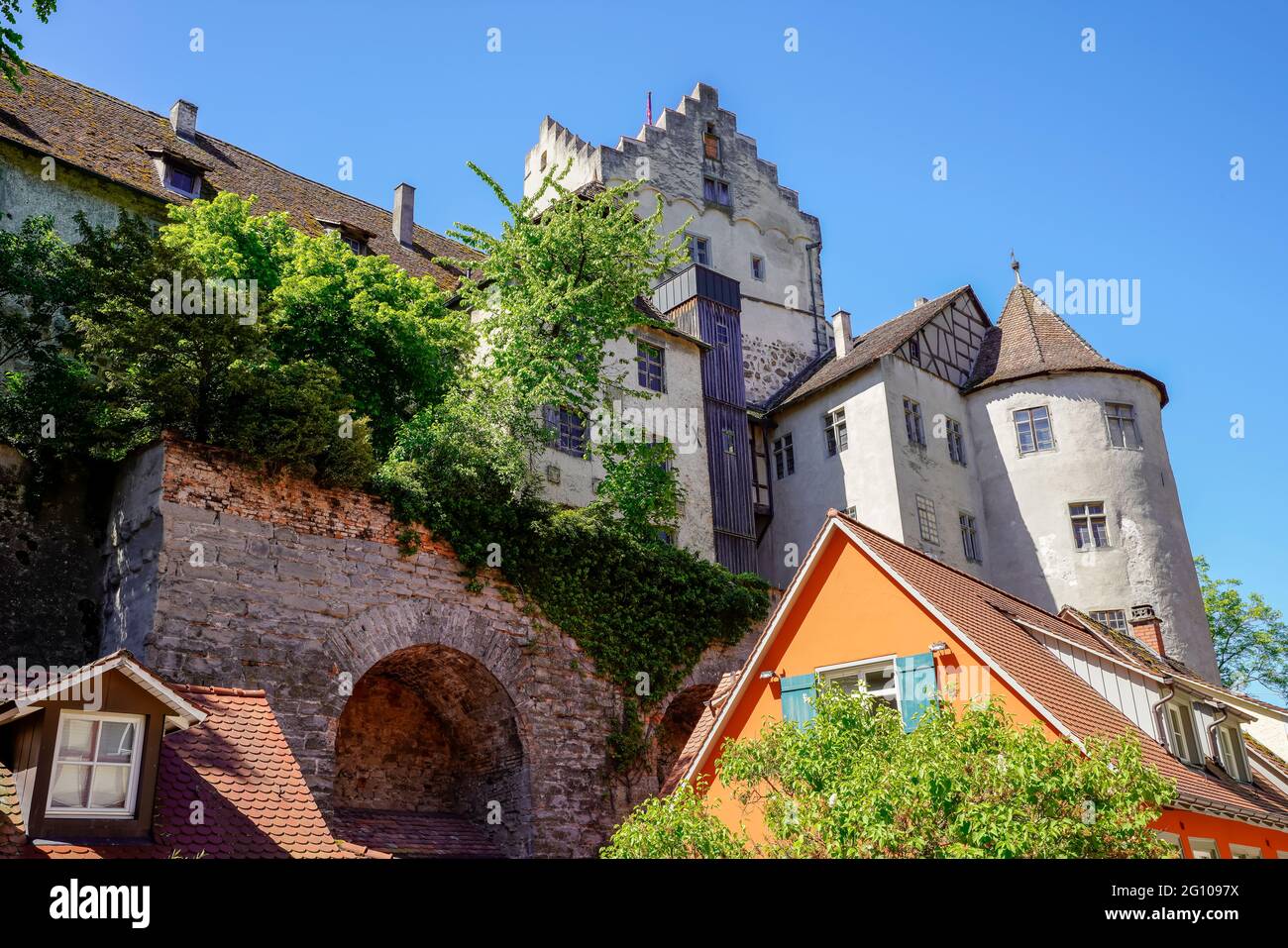 La città vecchia di Meersburg e il castello di Meersburg vicino al lago di Costanza (Bodensee), Baden-Wuerttemberg, Germania. Foto Stock