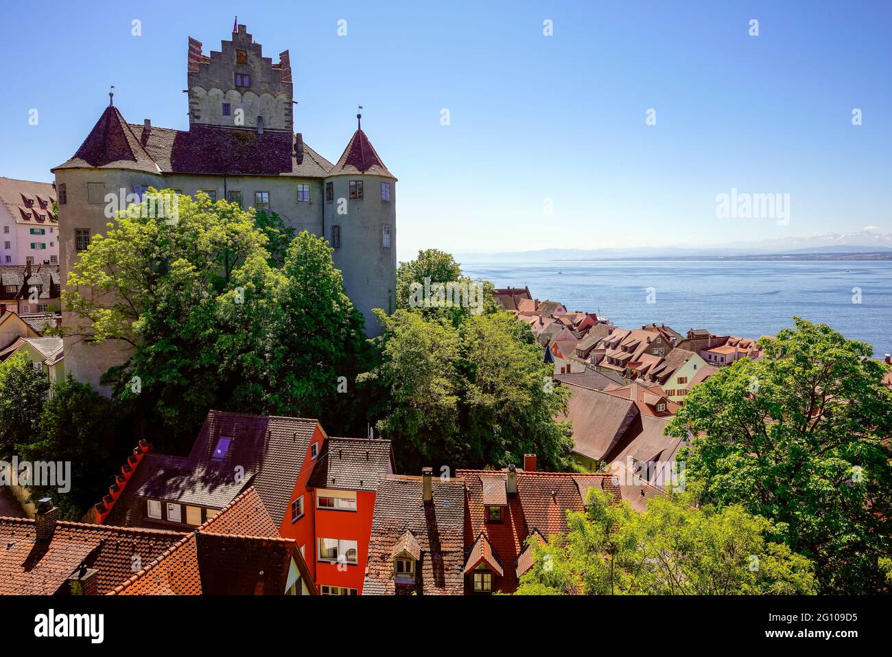 La città vecchia di Meersburg e il castello di Meersburg vicino al lago di Costanza (Bodensee), Baden-Wuerttemberg, Germania. Foto Stock
