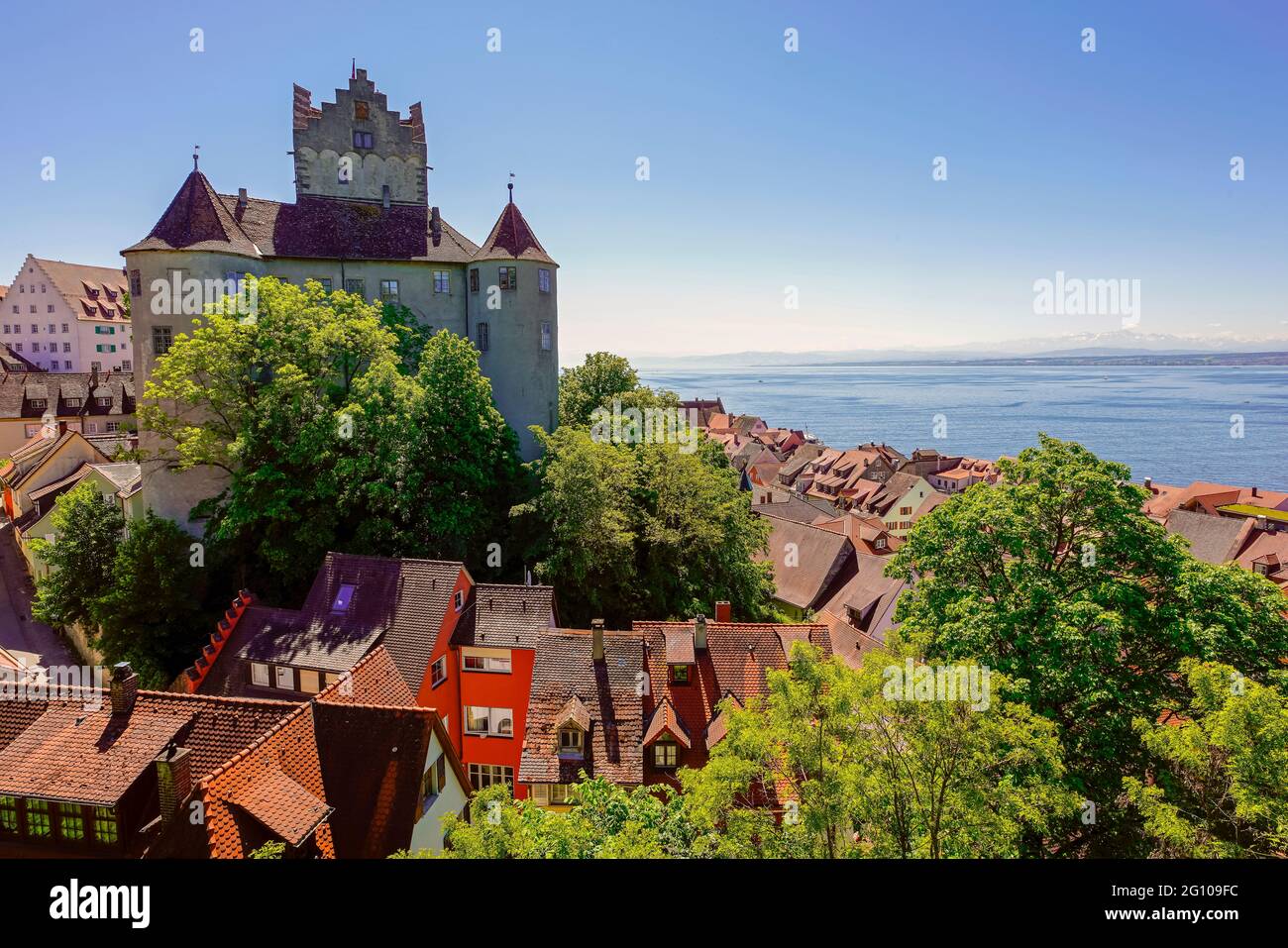 La città vecchia di Meersburg e il castello di Meersburg vicino al lago di Costanza (Bodensee), Baden-Wuerttemberg, Germania. Foto Stock