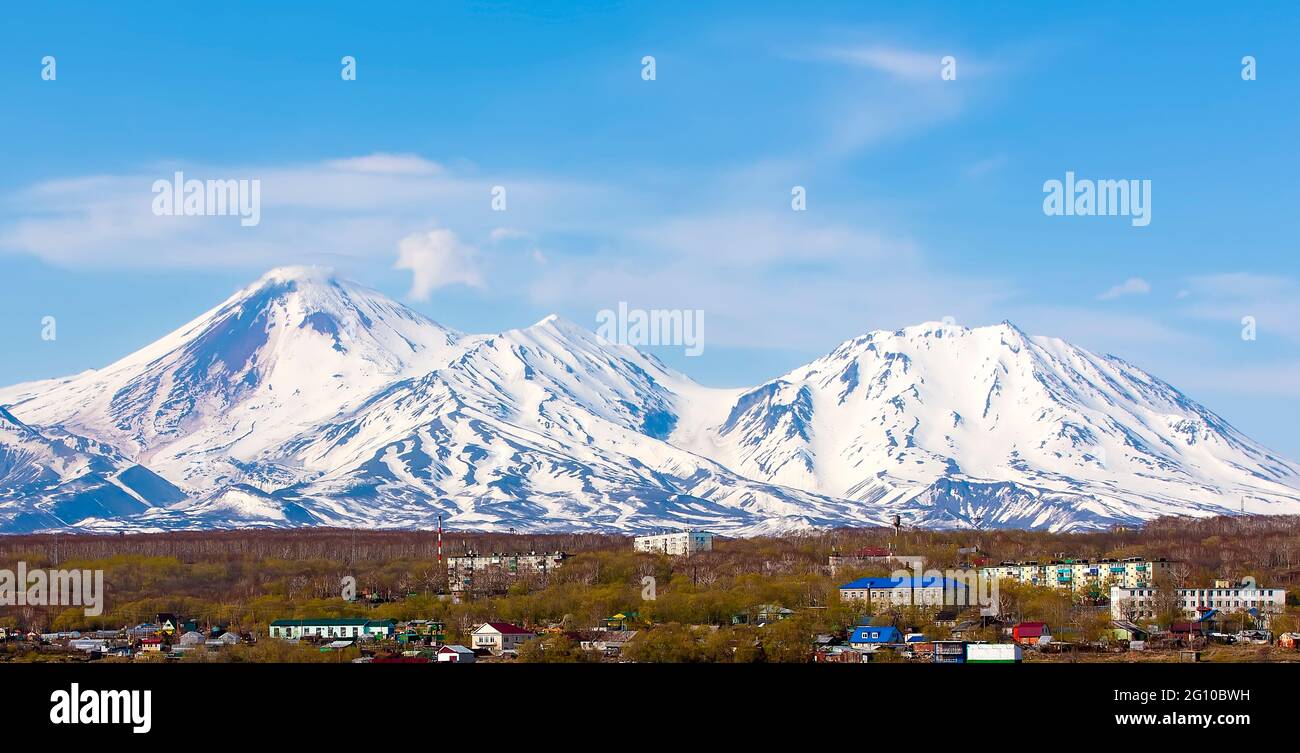 Il vulcano Avachinsky sovrasta la città di Petropavlovsk-Kamchatsky sulla penisola di Kamchatka Foto Stock
