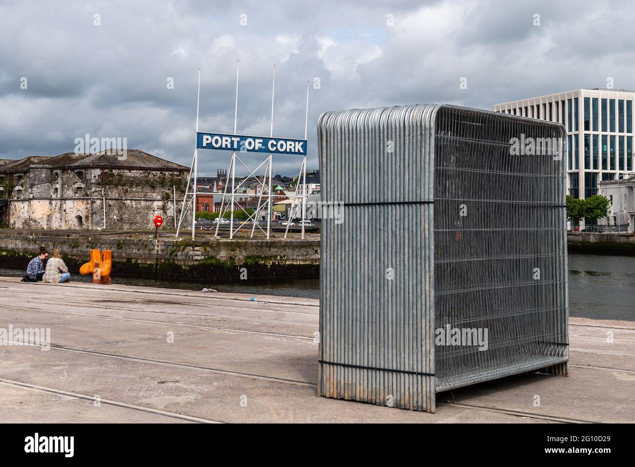 Cork, Irlanda. 4 Giugno 2021. I dipendenti di Port of Cork oggi hanno recintato al largo di Albert e Kennedy Quays nel tentativo di impedire alle persone di riunirsi per bere alcolici durante il fine settimana delle festività di giugno. Credit: AG News/Alamy Live News Foto Stock