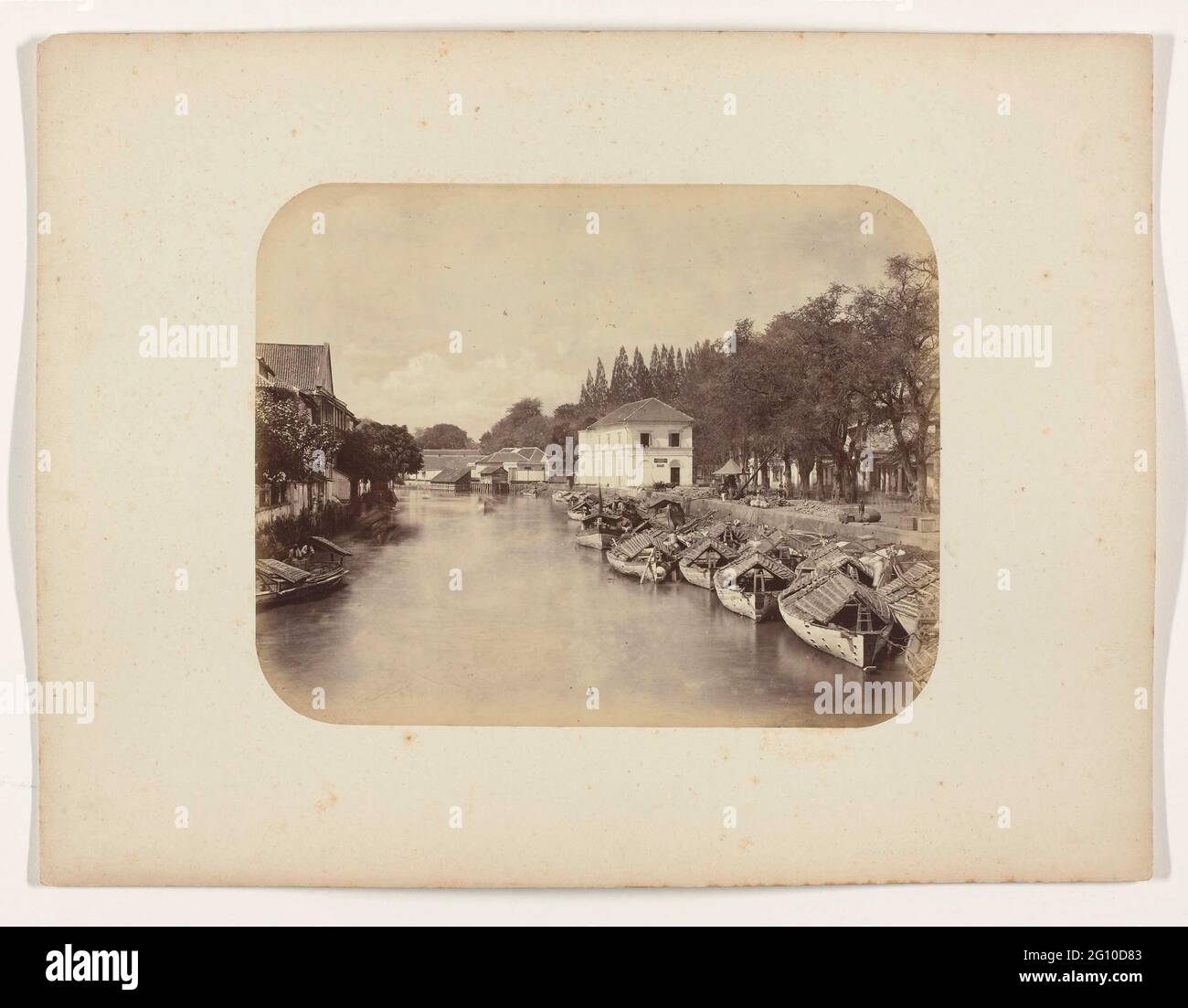 Il Kali Mas. Il Kali Mas in Surabaya con situato centralmente l'edificio bianco dell'Agenzia di trasporto a vapore (SMN). Sulla destra nel fiume alcuni prugs. Una gru sulla banchina. Parte dell'album fotografico dei produttori di Surabayasche Vereeniging van Sugar offerto a Frederik Beyerinck, residente a Surabaya. Foto Stock