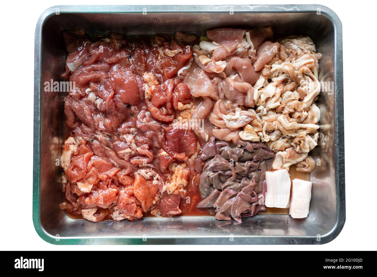 Varie parti di maiale crudo affettato con maiale marinato, pancia di maiale, fegato di maiale su vassoio in stalla Foto Stock