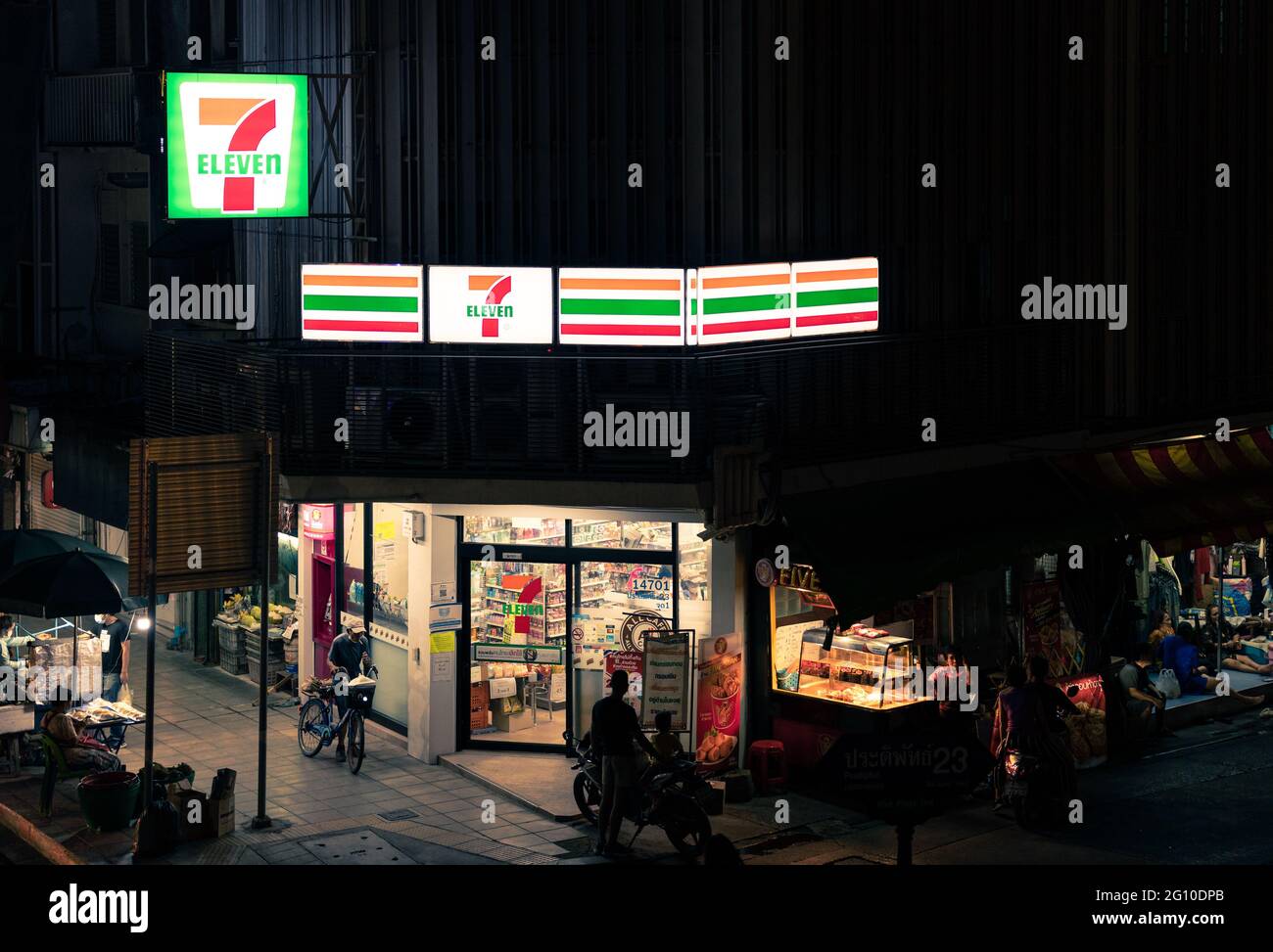 Bangkok, Thailandia - Giu 23 2020 : minimarket 7-11, 7-Eleven aperto tutta la notte e cibo di strada sulla strada laterale di notte Foto Stock