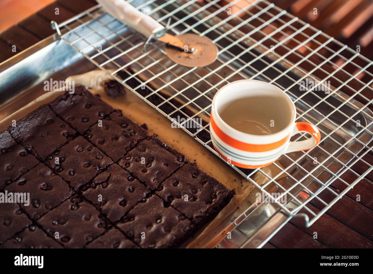 Brownie al cioccolato fatta in casa con scaglie di cioccolato e tazza sulla griglia Foto Stock