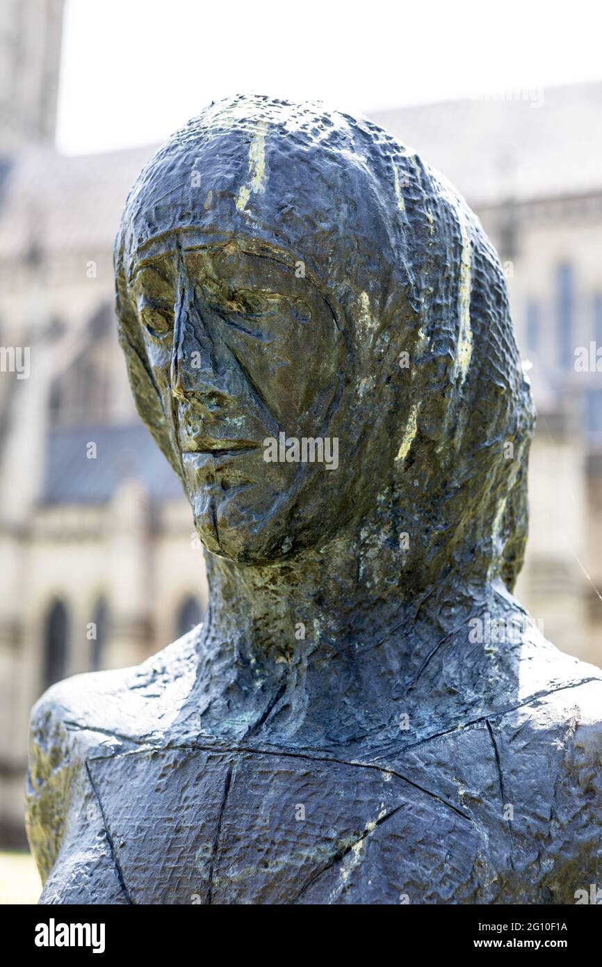 Una scultura in bronzo di un ritratto di Madonna Walking Salisbury Cathedral Wiltshire UK Foto Stock
