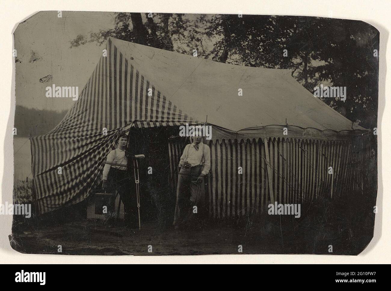 Due uomini in piedi davanti ad una tenda ferrotype. Foto Stock