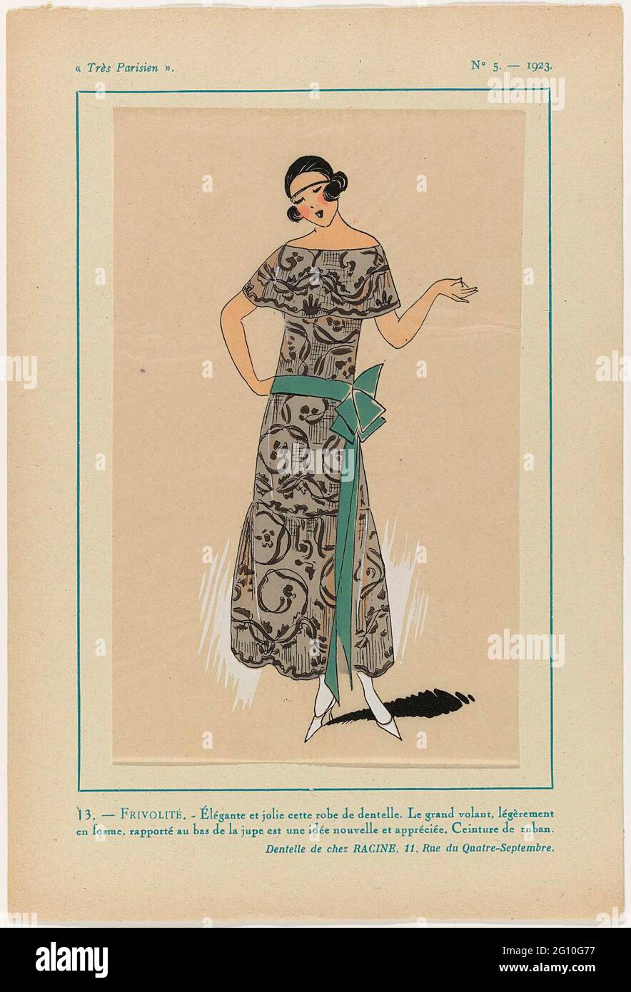 Très Parisien, 1923, n. 5: 13.- Fribolité. - élégante et jolie cette robe .... Vestirsi da un lato. Secondo la didascalia, la grande volance sul fondo dell'abito è un'idea nuova e apprezzata. Cinghia di nastro. Lato di racine. Stampa della rivista di moda Très Parisien (1920-1936). Foto Stock