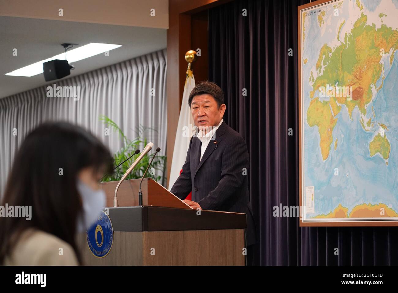 Tokyo, Giappone. 04 giugno 2021. Il ministro degli Esteri giapponese Toshimitsu Motegi parla durante una conferenza stampa sulla decisione del governo di donare il vaccino a Taiwan.FM Motegi ha affermato che la decisione è stata presa sulla base del "nostro importante partenariato e amicizia con Taiwan", E ha spiegato che i 1.24 milioni di dosi di vaccini AstraZeneca COVID-19 saranno consegnati a Taipei via etere lo stesso giorno. (Foto di Jinhee Lee/SOPA Images/Sipa USA) Credit: Sipa USA/Alamy Live News Foto Stock