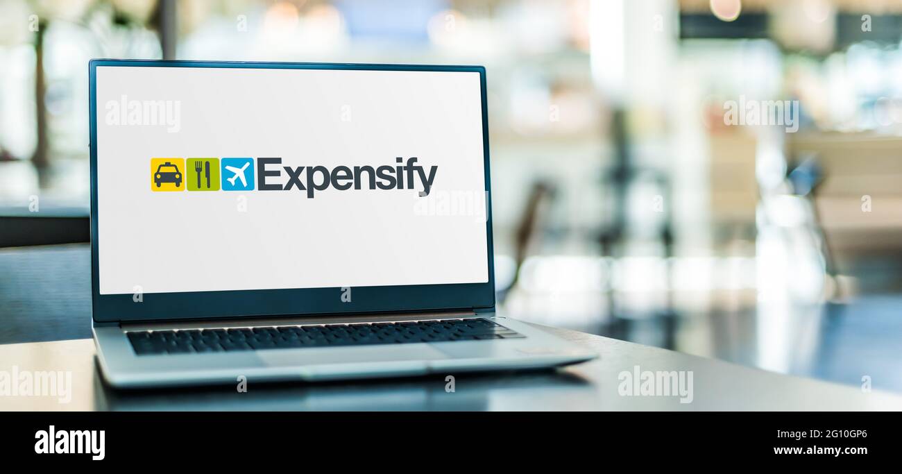 POZNAN, POL - 1 MAGGIO 2021: Computer portatile con logo di Expensify, una società di software che sviluppa un sistema di gestione delle spese per un personale Foto Stock