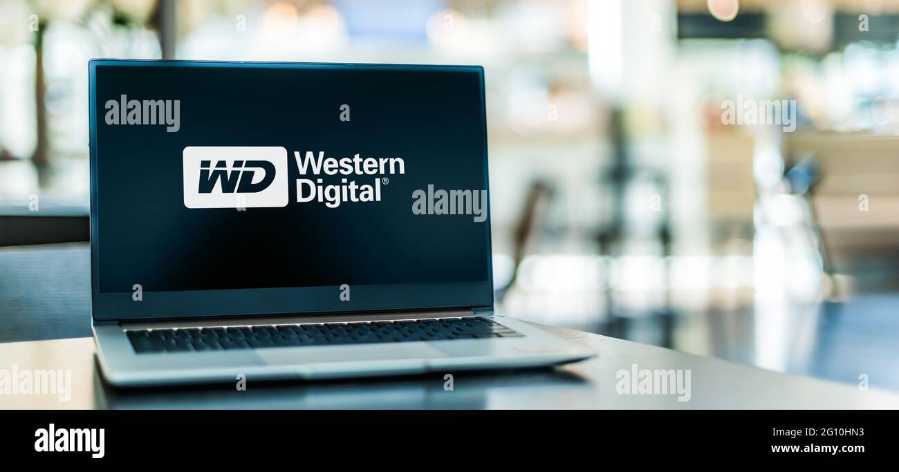 POZNAN, POL - 1 MAGGIO 2021: Computer portatile con il logo di Western Digital Corporation, un produttore di unità disco rigido per computer e di archiviazione dati co Foto Stock