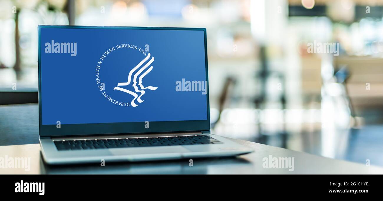 POZNAN, POL - 1 MAGGIO 2021: Computer portatile con logo del Dipartimento della Salute e dei servizi umani degli Stati Uniti (HHS) Foto Stock