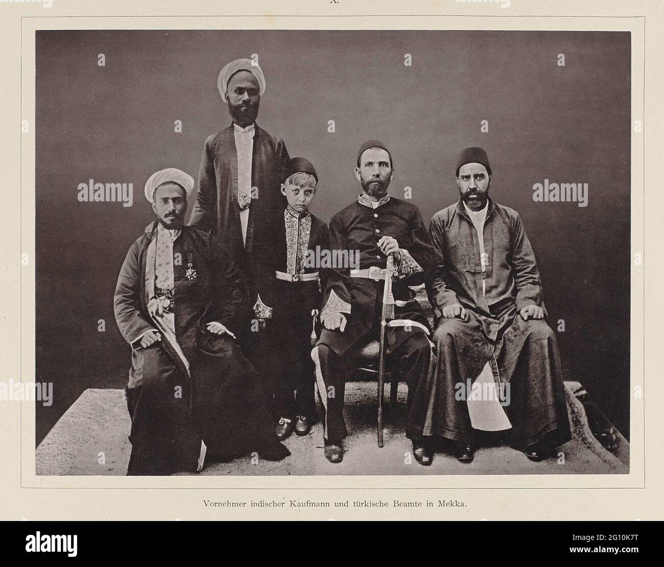 Ritratto di gruppo di mercanti indiani e funzionari pubblici turchi, in Mecca; Bilder-Atlas Zu Mecca, l'Aia 1888.. Foto Stock