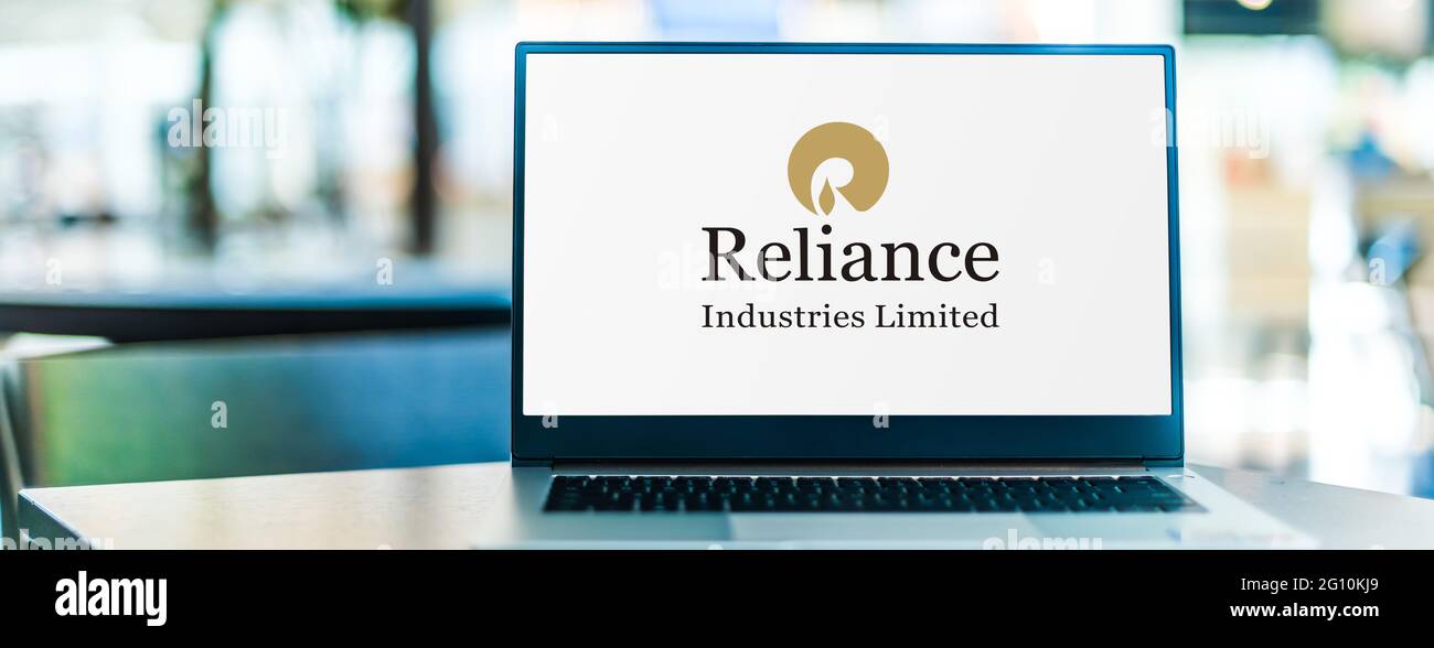 POZNAN, POL - 1 MAGGIO 2021: Computer portatile con il logo di Reliance Industries, una multinazionale indiana conglomerata con sede a Mumba Foto Stock