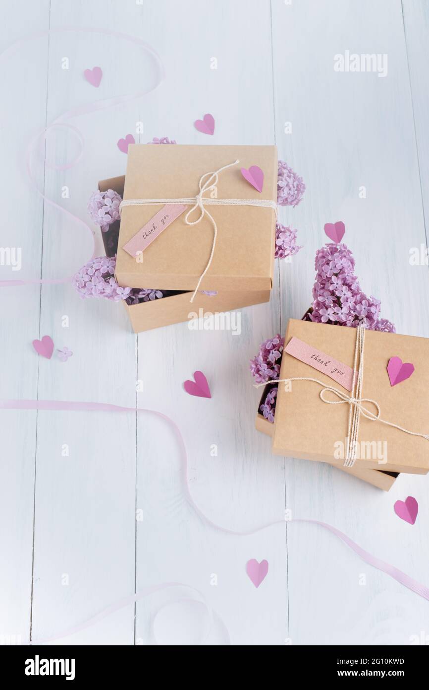 Scatola regalo decorata con fiori viola. Confezione, senza sprechi, senza plastica, concetto ecocompatibile. Foto di alta qualità Foto Stock