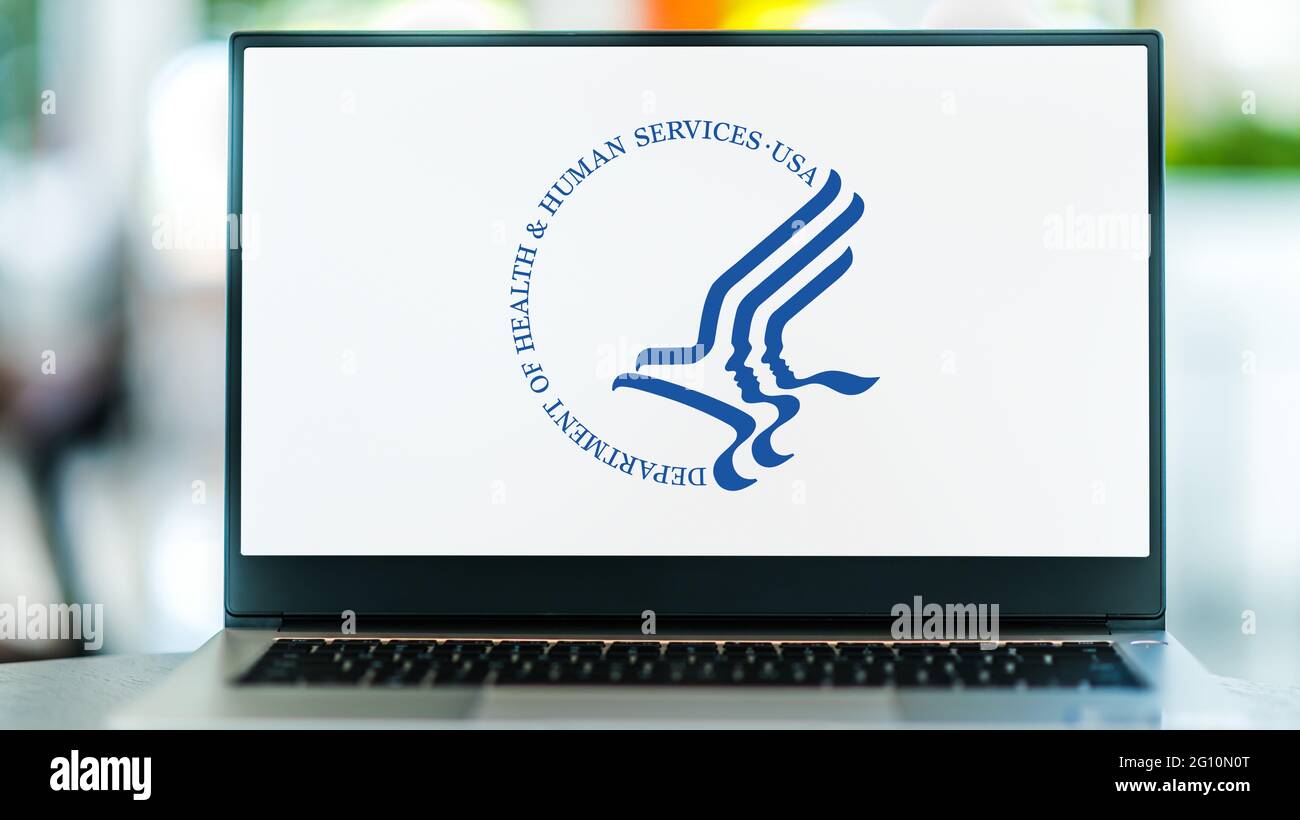 POZNAN, POL - 1 MAGGIO 2021: Computer portatile con logo del Dipartimento della Salute e dei servizi umani degli Stati Uniti (HHS) Foto Stock