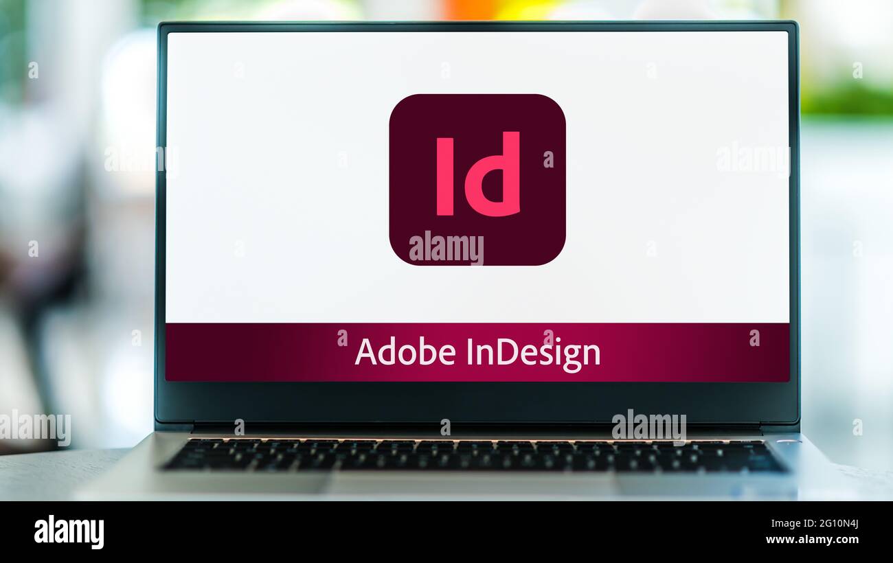 POZNAN, POL - 15 MAGGIO 2021: Computer portatile che visualizza il logo di Adobe InDesign, un desktop publishing e typesetting software applicativo prodotto da UN Foto Stock