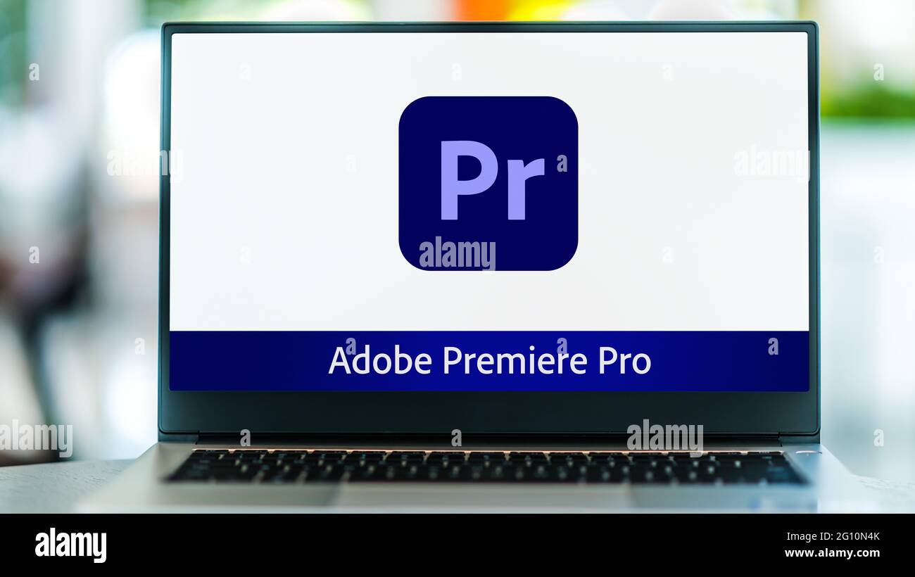 POZNAN, POL - 15 MAGGIO 2021: Computer portatile che visualizza il logo di Adobe Premiere Pro, un'applicazione software di editing video basata su timeline sviluppata da ad Foto Stock