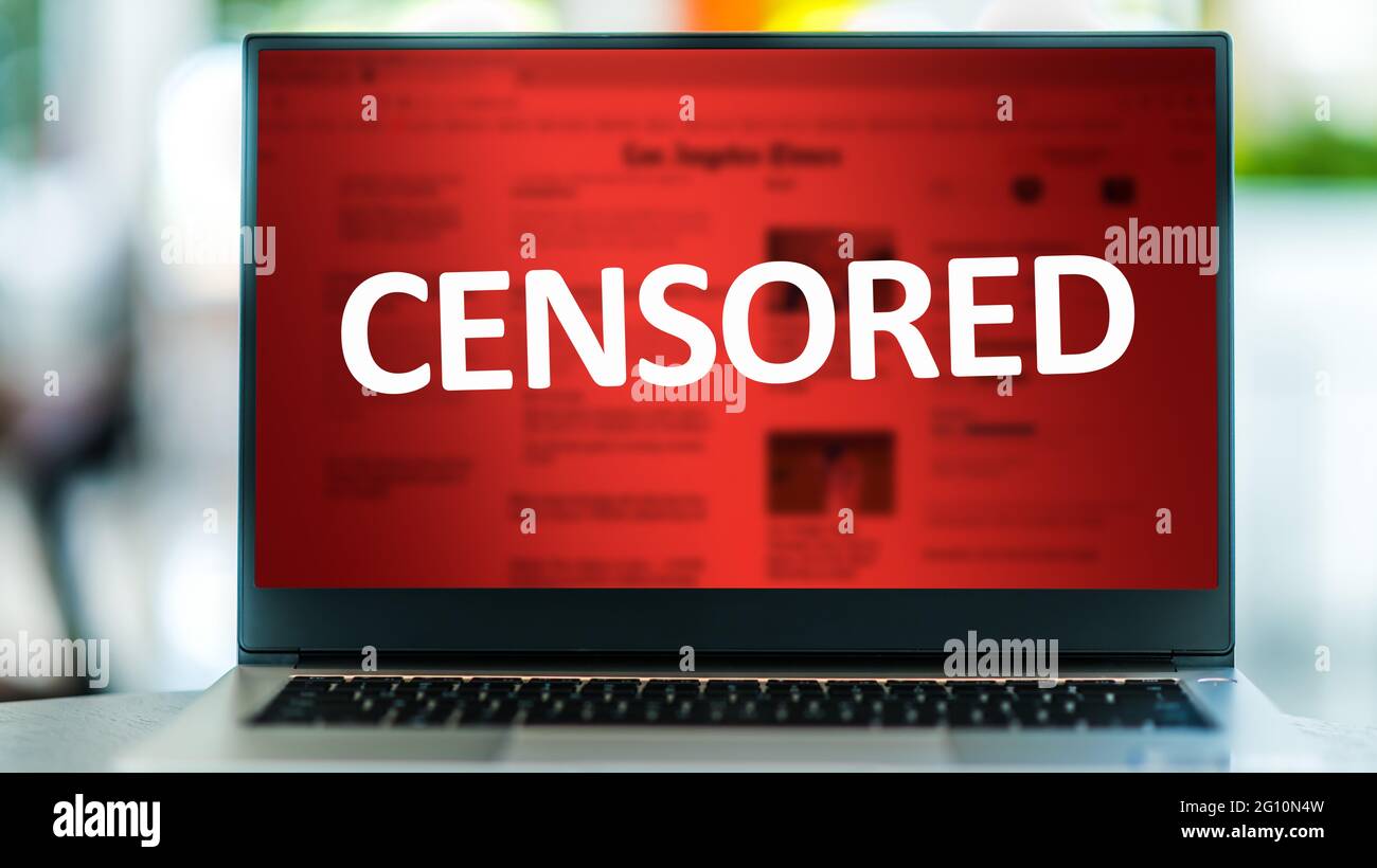 Computer portatile che mostra il segno di censura su Internet sito di notizie Foto Stock