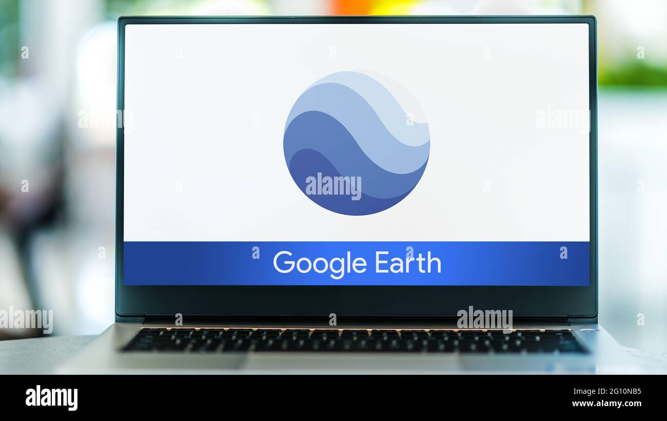 POZNAN, POL - 1 MAGGIO 2021: Computer portatile che visualizza il logo di Google Earth, un programma per computer, che rende una rappresentazione 3D del primar basato sulla Terra Foto Stock
