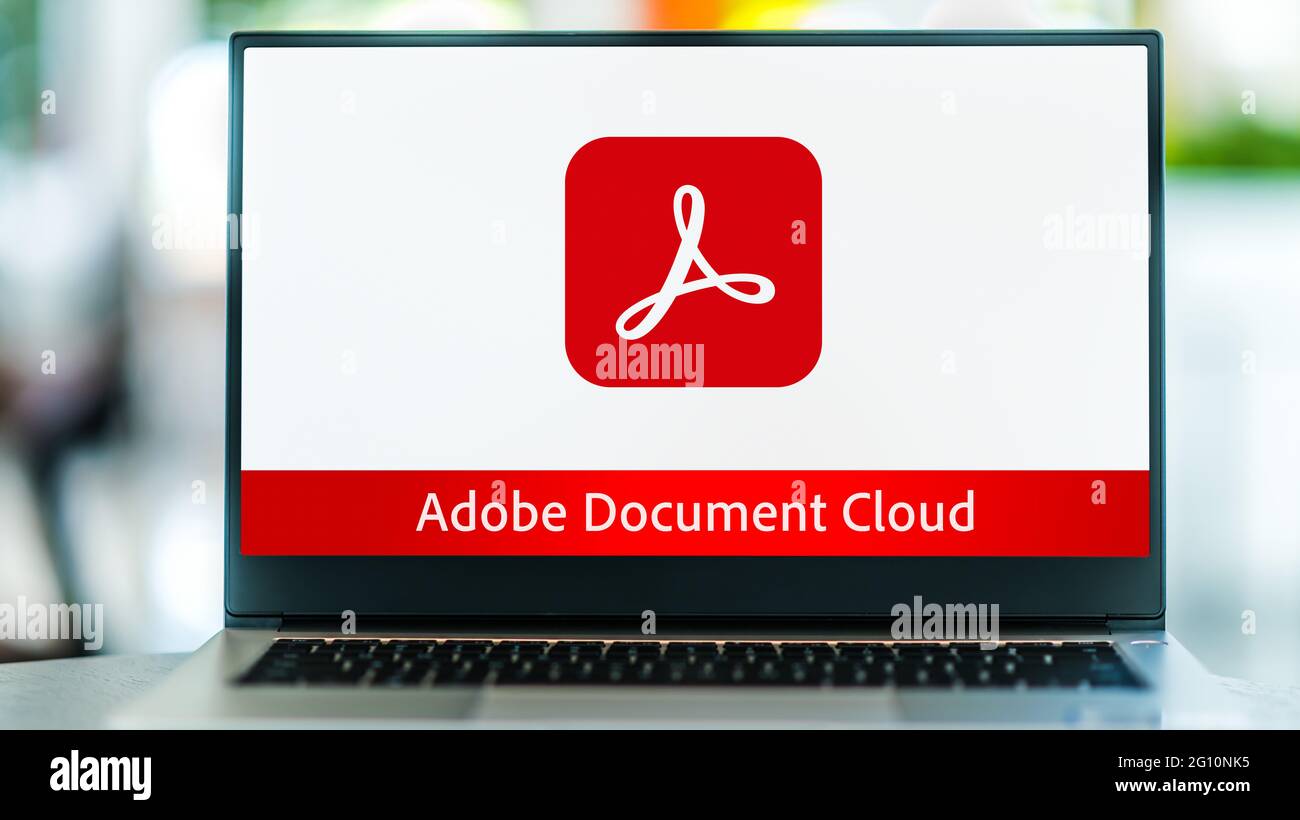 POZNAN, POL - 15 MAGGIO 2021: Computer portatile che visualizza il logo di Adobe Document Cloud, un servizio gratuito da Adobe per memorizzare e condividere file PDF nel clo Foto Stock