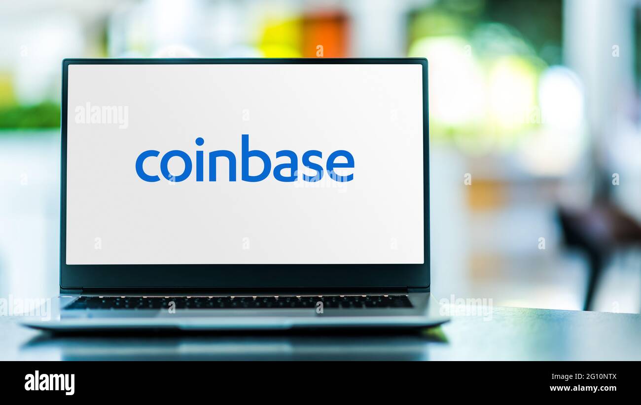 POZNAN, POL - 1 MAGGIO 2021: Computer portatile con logo di Coinbase Global, Inc., una società americana che gestisce un piano di scambio criptovaluta Foto Stock