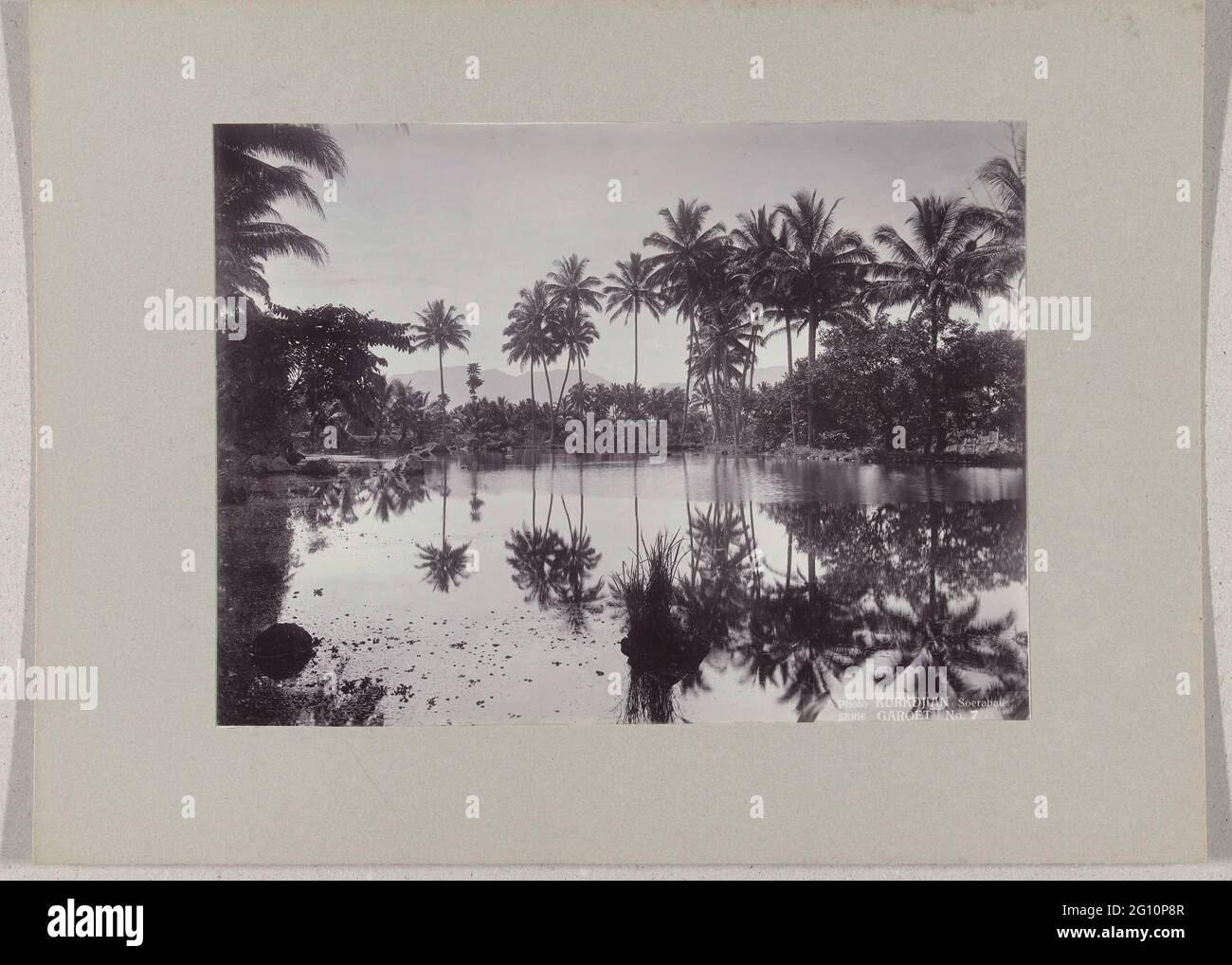Stagni di pesce in Tjipanas a Garoet, Indie Orientali olandesi; Foto Kurkdjian Surabaia / Serie Garoet No. 7. Stagni di pesce a Tjipanas a Garoet, Dutch East Indies Foto Stock