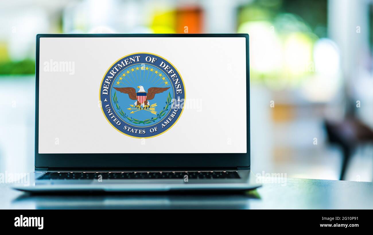 POZNAN, POL - 1 MAGGIO 2021: Computer portatile con logo del Dipartimento della Difesa degli Stati Uniti, un dipartimento di direzione del governo federale Foto Stock