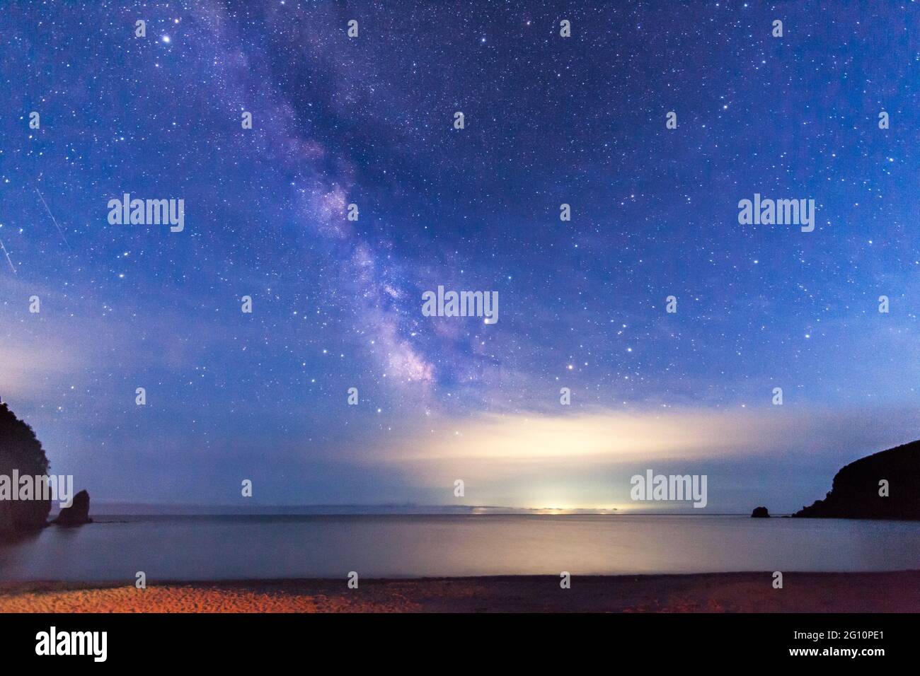 Via lattea sul mare. Un po' di rumore ISO elevata esistente Foto Stock
