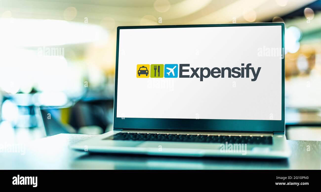 POZNAN, POL - 1 MAGGIO 2021: Computer portatile con logo di Expensify, una società di software che sviluppa un sistema di gestione delle spese per un personale Foto Stock