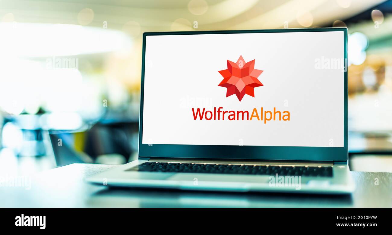 POZNAN, POL - 1 MAGGIO 2021: Computer portatile che visualizza il logo di WolframAlpha, un motore di conoscenza computazionale o di risposta sviluppato da WolframAlph Foto Stock