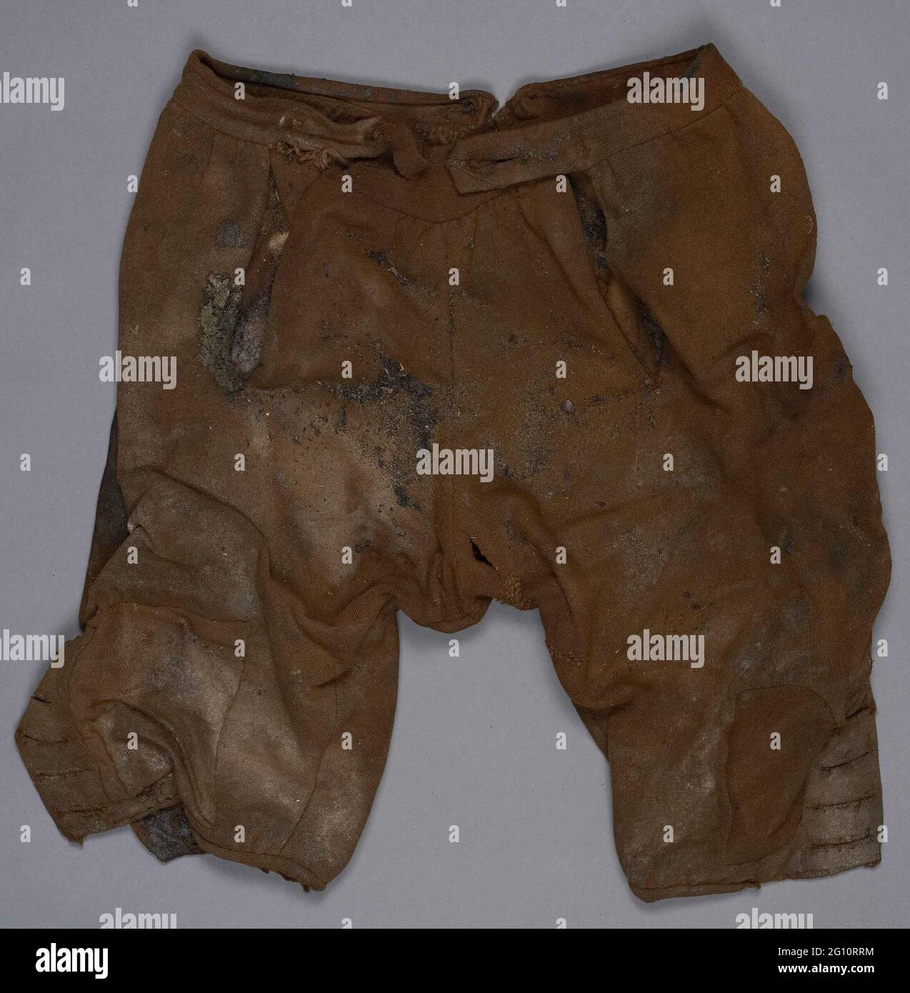 Pantaloni di ginocchio, marroni, con chiusura a patta e due tasche laterali. Pantaloni di ginocchio, marroni, con chiusura a patta e due tasche laterali. Tessuto in rilegatura piana / piatta con undici fili a catena intrecciati a z e nove fili di trama ritorti a z per centimetro. Secondo un perno di ferro. Foto Stock