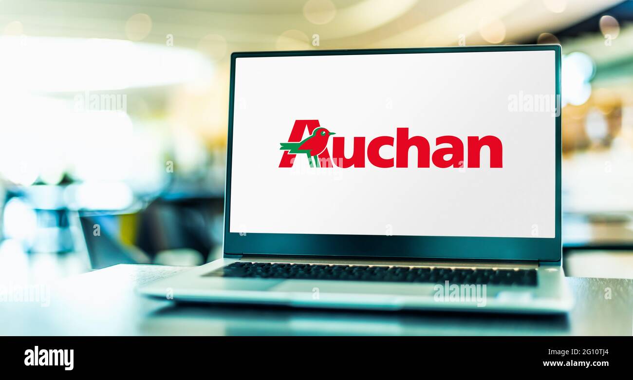 POZNAN, POL - 1 MAGGIO 2021: Computer portatile con logo di Auchan, un  gruppo multinazionale francese al dettaglio con sede a Croix, Francia Foto  stock - Alamy