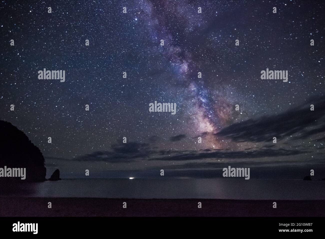 Via lattea sul mare. Un po' di rumore ISO elevata esistente Foto Stock