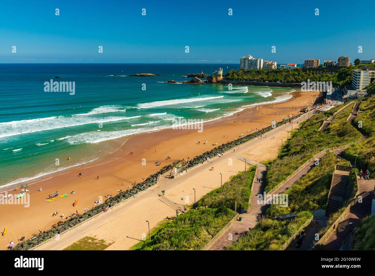 FRANCIA. PIRENEI ATLANTICI (64) , BIARRITZ, PIAZZA JEAN BAPTISTE LASSALLE E LA SPIAGGIA DI COTE DES BASQUES Foto Stock