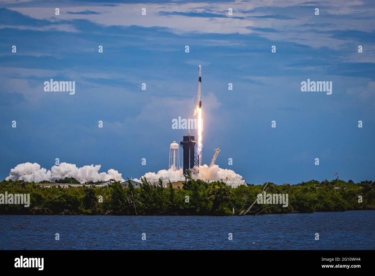 STATI UNITI. 03 giugno 2021. Il Falcon 9 SpaceX Dragon riforniva la navicella spaziale sulla sua strada per la Stazione spaziale Internazionale dopo il lancio alle 13:29 EDT il 3 giugno 2021 dal Launch Pad 39A al Kennedy Space Center della NASA in Florida trasportando quasi 7,300 libbre di esperimenti, array solari e altro carico. (Foto di Alex G. Perez/AGPfoto/Sipa USA) Credit: Sipa USA/Alamy Live News Foto Stock