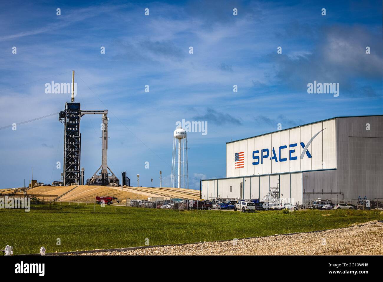 STATI UNITI. 02 giugno 2021. Un logo SpaceX può essere visto su un edificio presso il Kennedy Space Center della NASA in Florida prima del lancio di una navicella spaziale Falcon 9 SpaceX Dragon il 2 giugno 2021. (Foto di Alex G. Perez/AGPfoto/Sipa USA) Credit: Sipa USA/Alamy Live News Foto Stock