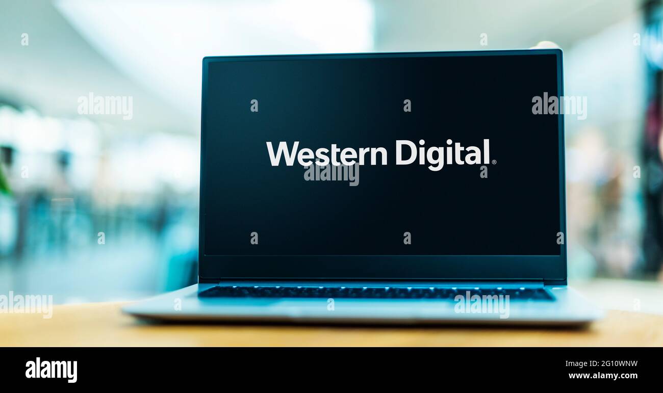 POZNAN, POL - 1 MAGGIO 2021: Computer portatile con il logo di Western Digital Corporation, un produttore di unità disco rigido per computer e di archiviazione dati co Foto Stock