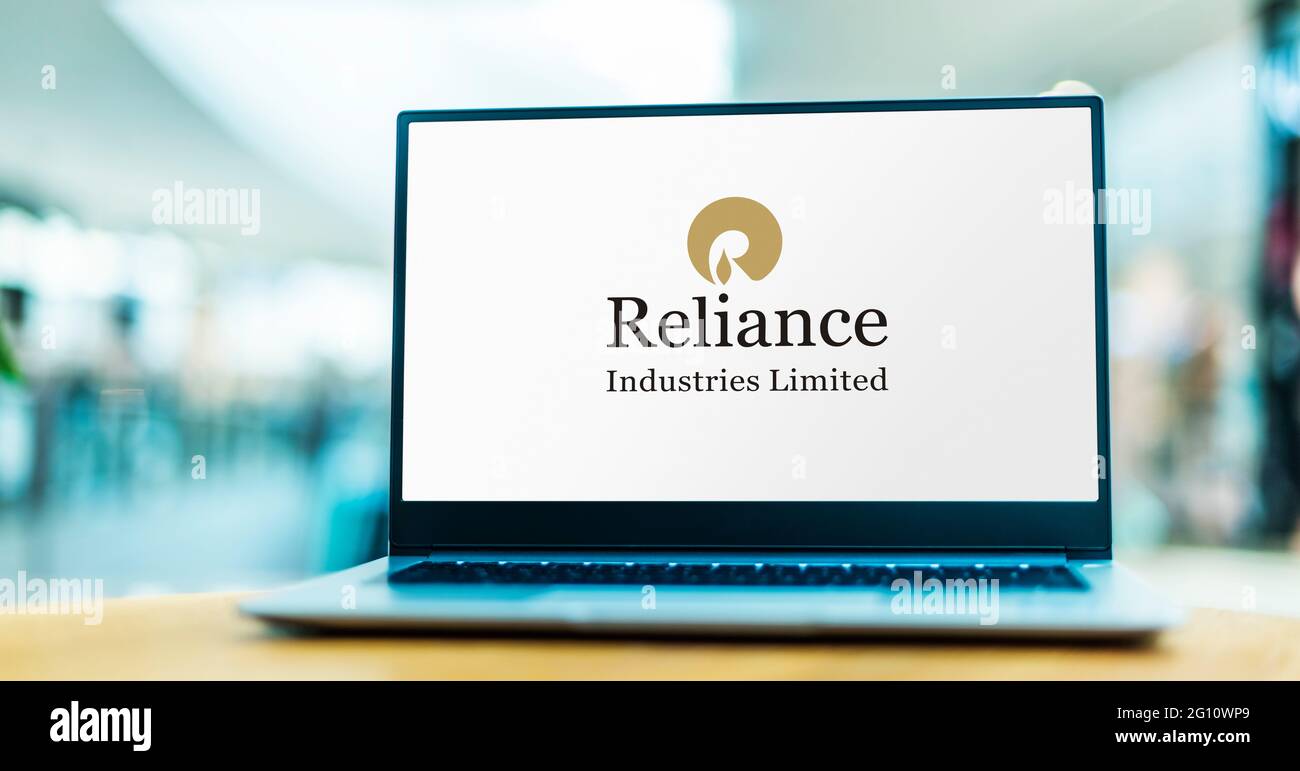 POZNAN, POL - 1 MAGGIO 2021: Computer portatile con il logo di Reliance Industries, una multinazionale indiana conglomerata con sede a Mumba Foto Stock